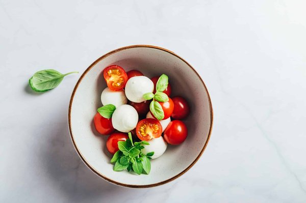 Come preparare un'insalata di farro con arance, finocchi e olive?